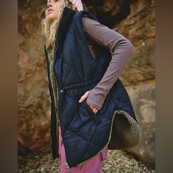 Free people Venture On Reversible Puffer Vest - Picture 1 of 13